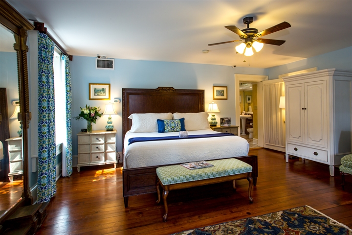 Lincoln Street Deluxe King Room at our Savannah Bed and Breakfast
